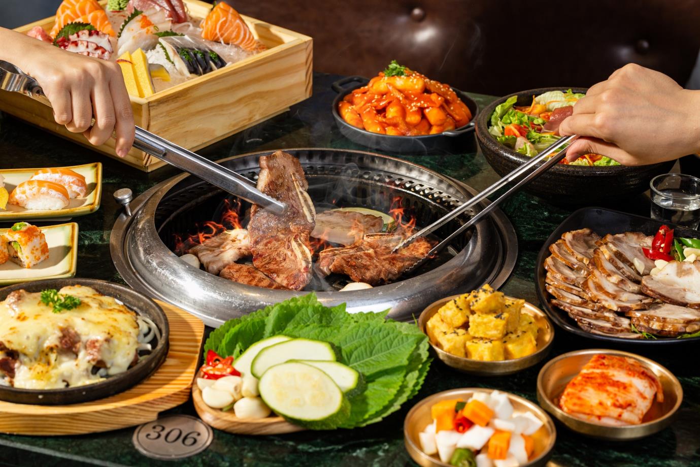 Theo chân giới trẻ khám phá nhà hàng Buffet thịt nướng Hàn Quốc hàng đầu tại Hà Nội cho dịp Giáng sinh năm nay - Ảnh 2.