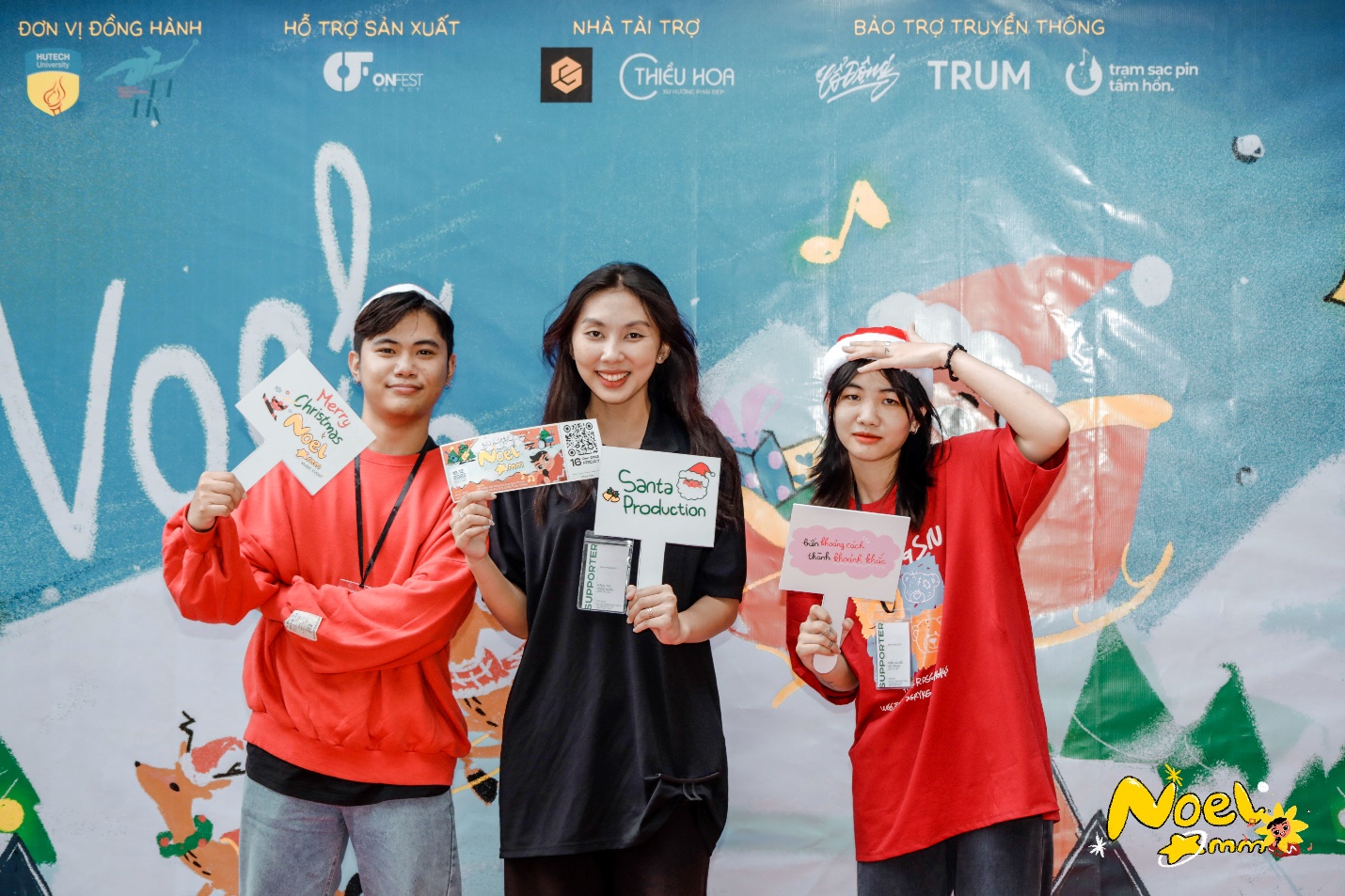 Những cái ôm, âm nhạc và sự chữa lành: Show chào Giáng sinh “chạm tim” của sinh viên truyền thông HUTECH - Ảnh 1.
