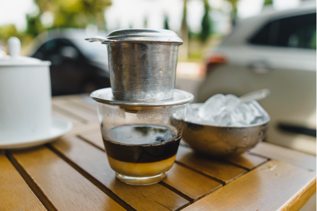Cà phê Việt: Từ thức uống quý tộc đến món ngon đường phố tỏa sáng trên bản đồ ẩm thực - Ảnh 1.