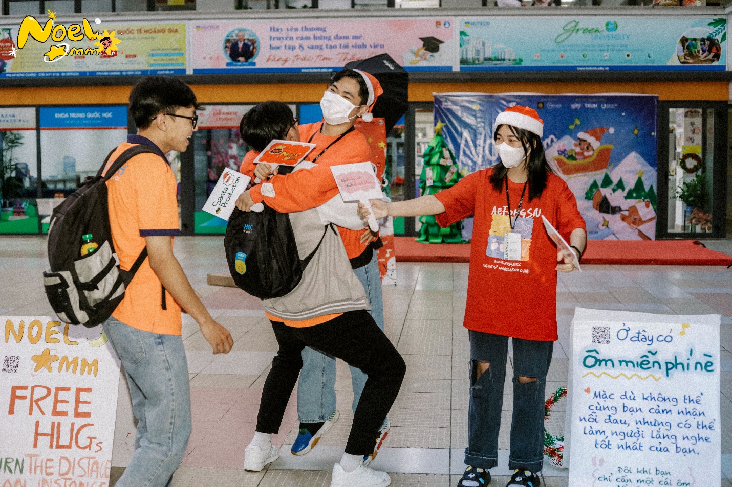 Những cái ôm, âm nhạc và sự chữa lành: Show chào Giáng sinh “chạm tim” của sinh viên truyền thông HUTECH - Ảnh 3.