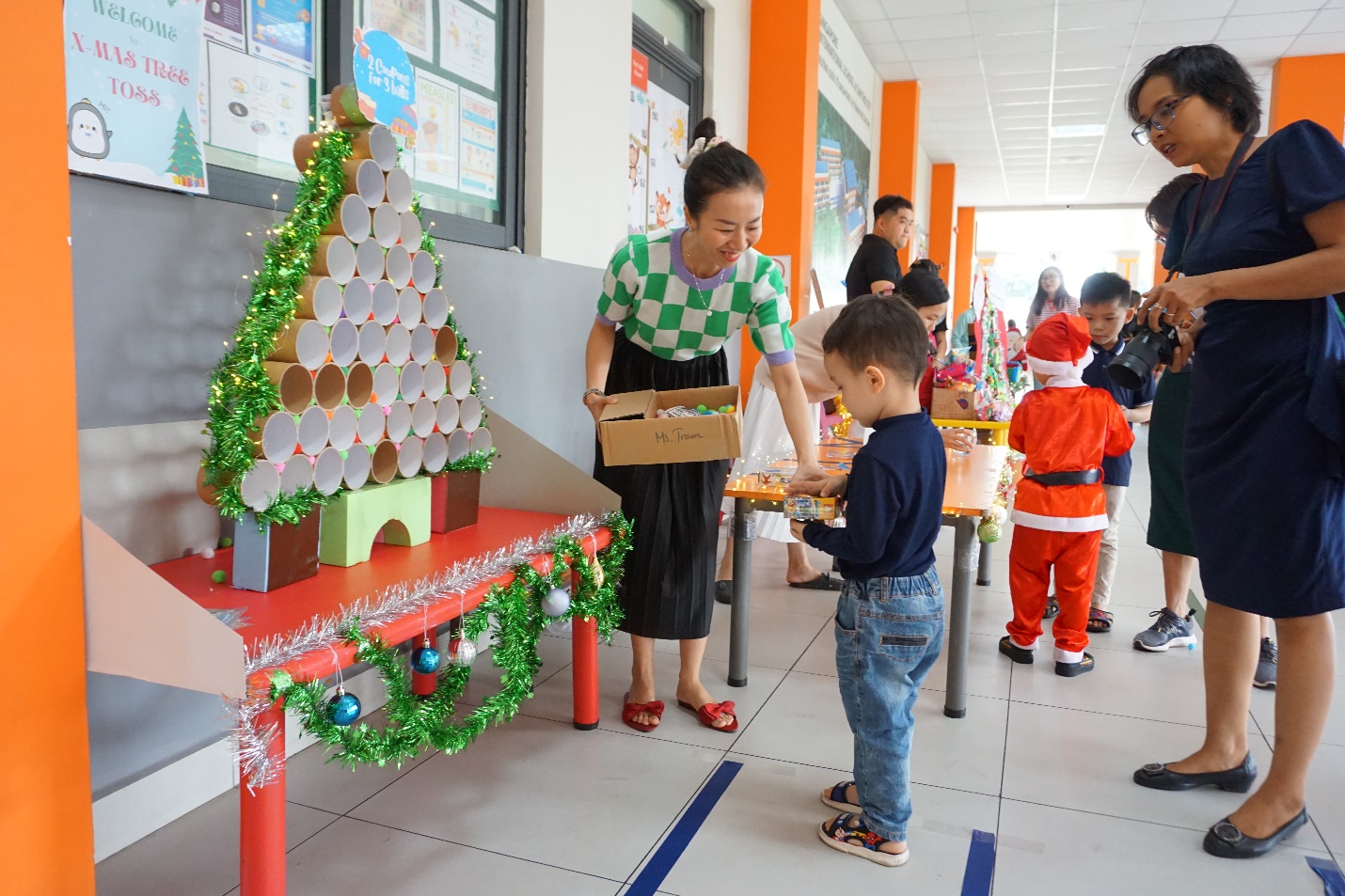 Giáng sinh kết nối, niềm vui nhân đôi tại hội chợ từ thiện của hệ thống Trường Quốc tế Singapore - Ảnh 5.