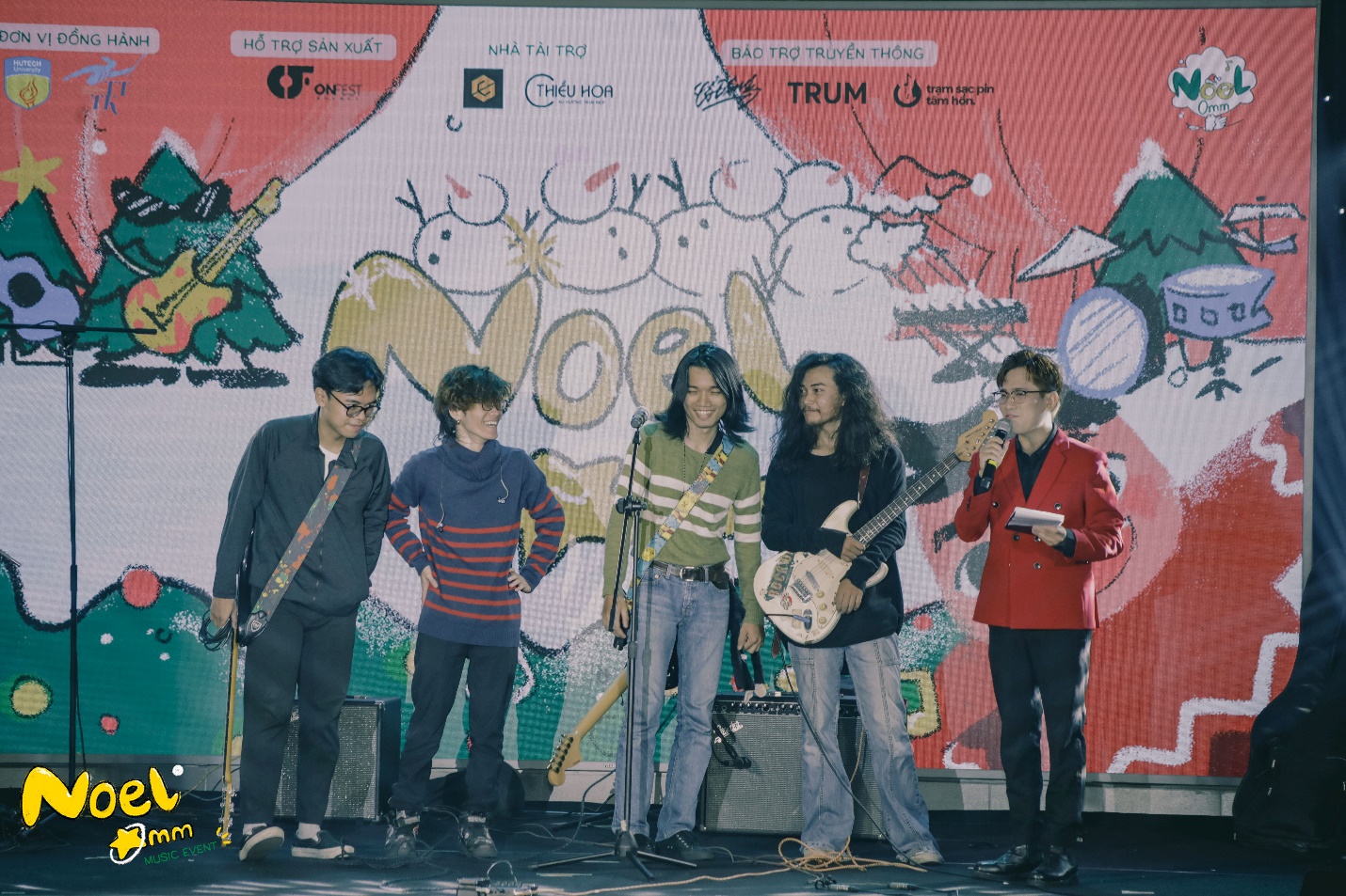 Những cái ôm, âm nhạc và sự chữa lành: Show chào Giáng sinh “chạm tim” của sinh viên truyền thông HUTECH - Ảnh 6.