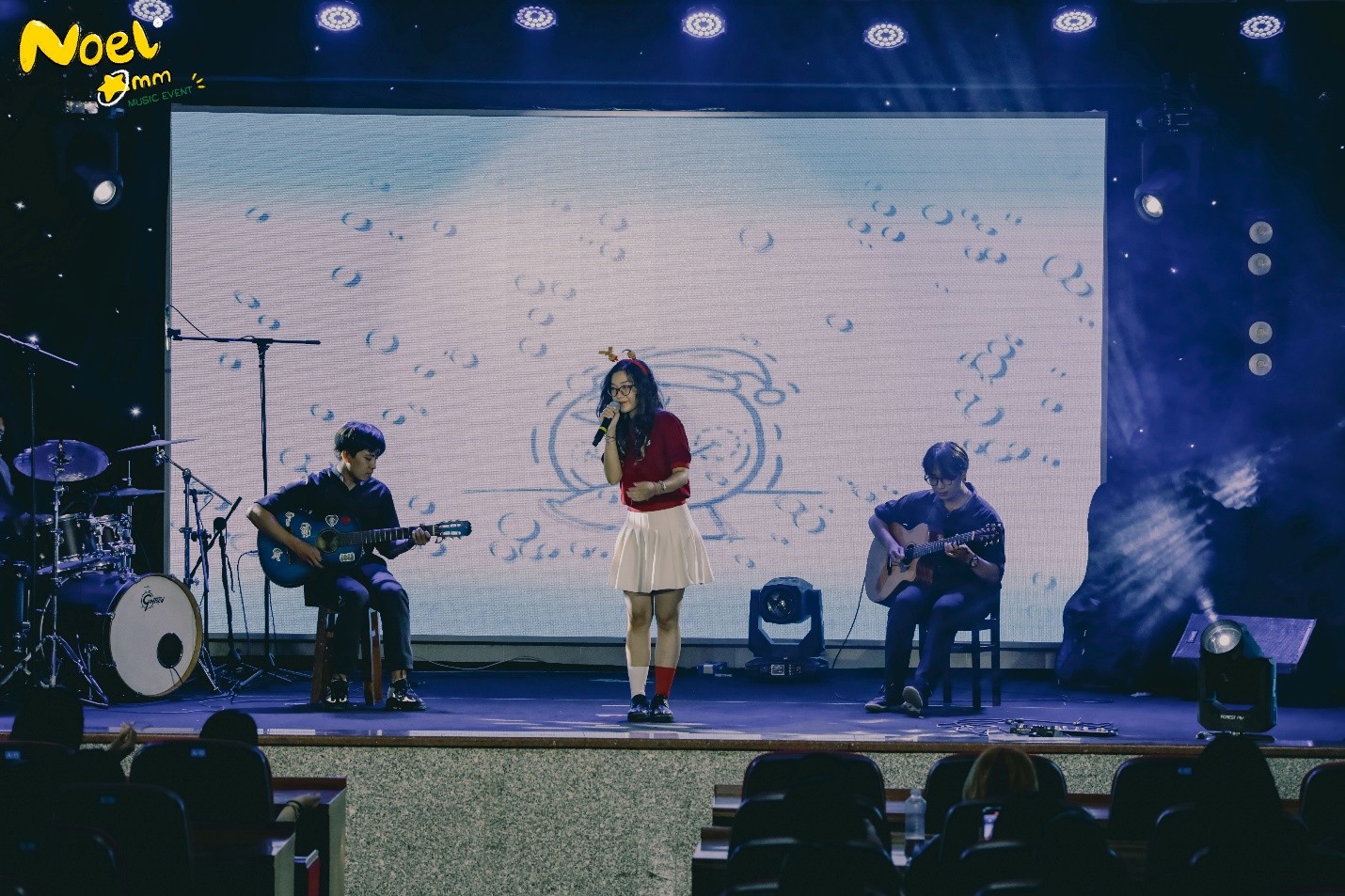 Những cái ôm, âm nhạc và sự chữa lành: Show chào Giáng sinh “chạm tim” của sinh viên truyền thông HUTECH - Ảnh 7.