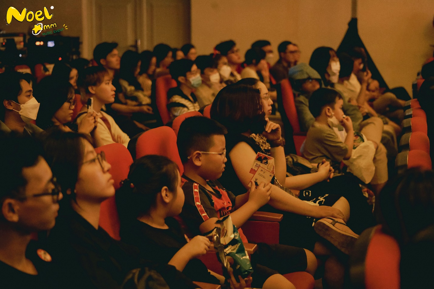 Những cái ôm, âm nhạc và sự chữa lành: Show chào Giáng sinh “chạm tim” của sinh viên truyền thông HUTECH - Ảnh 8.