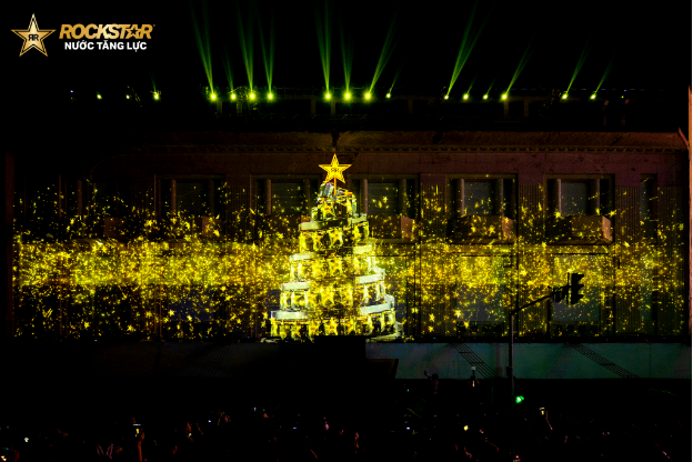 Hàng chục nghìn bạn trẻ cùng nhau tạo ra cây thông Noel sáng nhất Hà Nội - Ảnh 1.