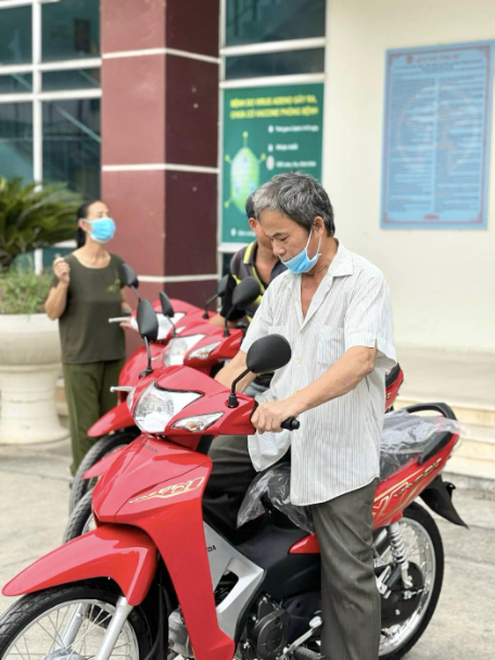 Hyundai Phạm Văn Đồng hỗ trợ phương tiện sinh kế cho hộ thoát cận nghèo - Ảnh 4.
