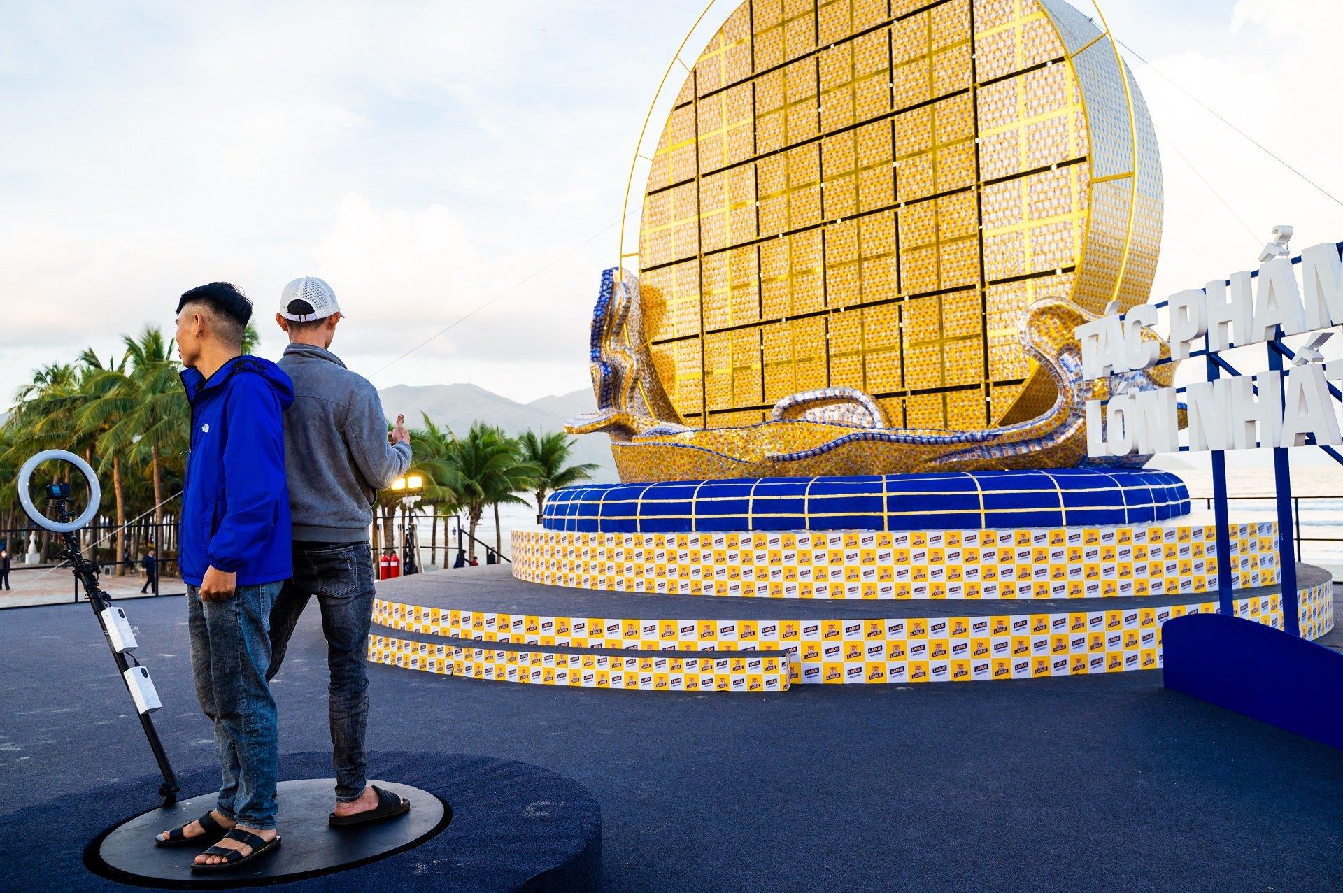 Đà Nẵng sẵn sàng cho “Đại Tiệc Chào Năm Mới 2023” với tác phẩm tái chế được tạo nên từ gần 40.000 lon nhôm - Ảnh 5.