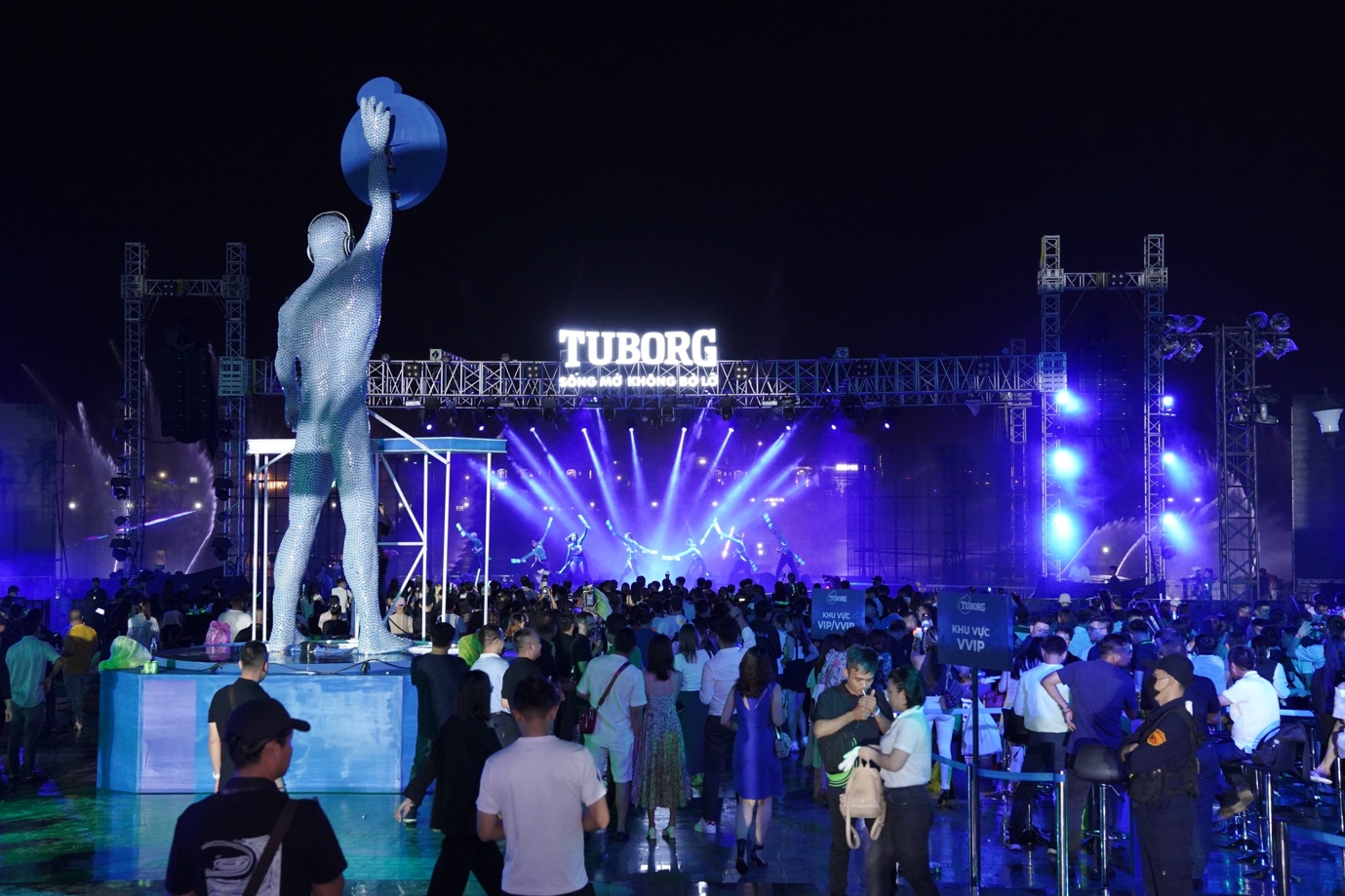 Văn Mai Hương, Tăng Duy Tân, MONO khuấy động không khí mùa lễ hội cuối năm tại Funtastic Energy Night - Ảnh 1.