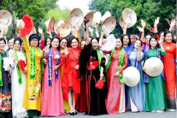 Gần 300 nữ doanh nhân tham gia đồng diễn áo dài tại phố đi bộ Hoàn Kiếm - Ảnh 1.