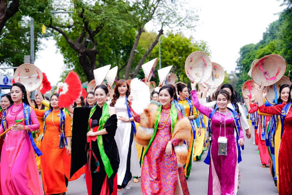 Gần 300 nữ doanh nhân tham gia đồng diễn áo dài tại phố đi bộ Hoàn Kiếm - Ảnh 2.