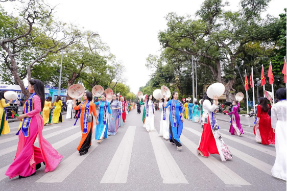 Gần 300 nữ doanh nhân tham gia đồng diễn áo dài tại phố đi bộ Hoàn Kiếm - Ảnh 3.