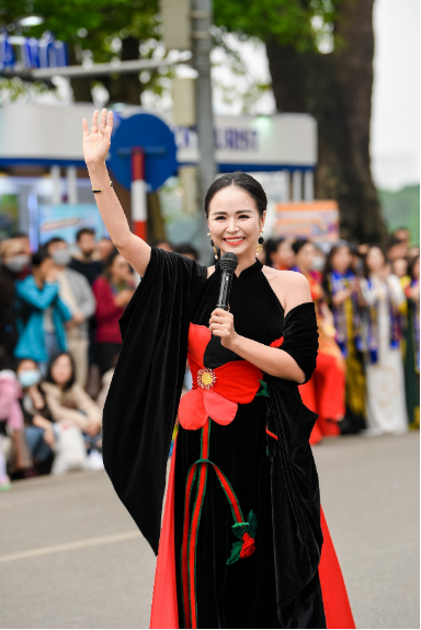 Gần 300 nữ doanh nhân tham gia đồng diễn áo dài tại phố đi bộ Hoàn Kiếm - Ảnh 4.