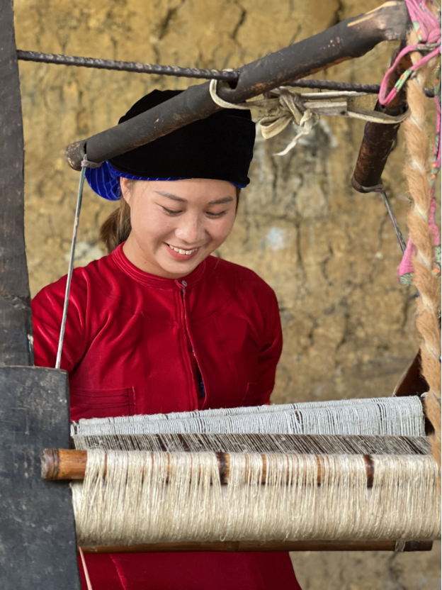Vàng Thị Dế - Cô gái trẻ và hành trình mang vải lanh truyền thống người Mông ra thế giới - Ảnh 2.