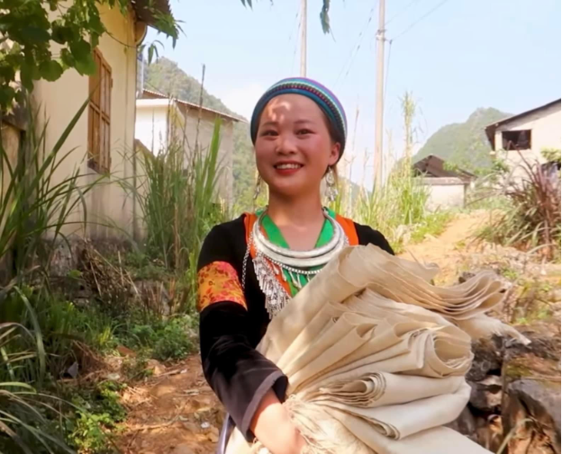 Vàng Thị Dế - Cô gái trẻ và hành trình mang vải lanh truyền thống người Mông ra thế giới - Ảnh 4.