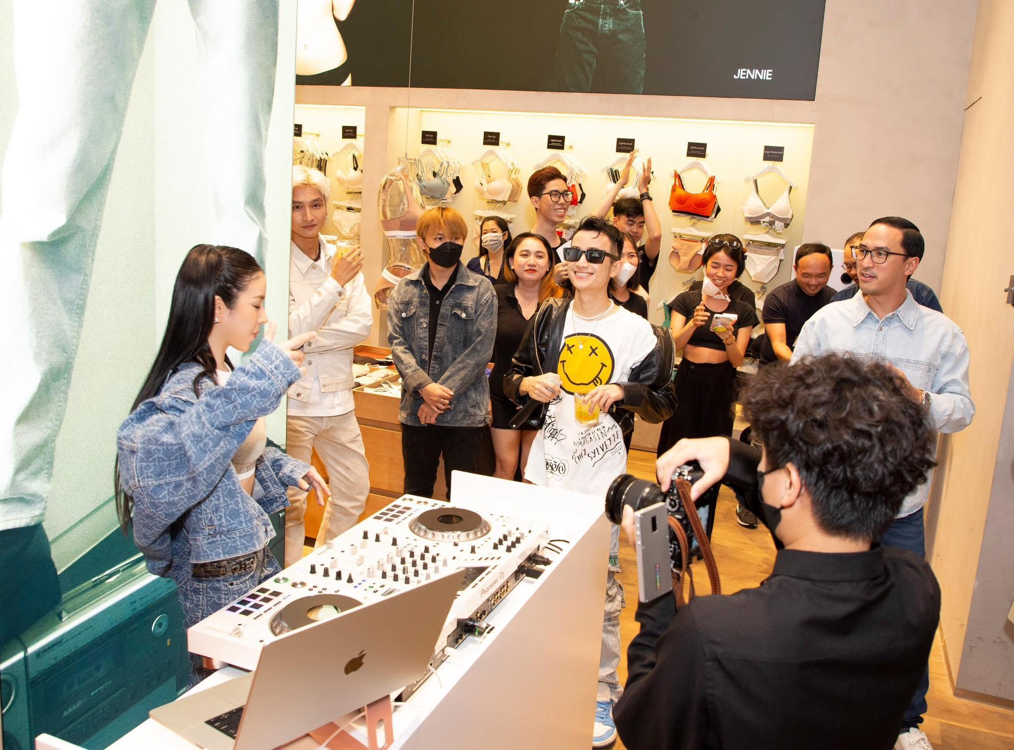 Dàn sao đình đám hội tụ tại sự kiện giới thiệu sản phẩm Denim Thu Đông 2022 của Calvin Klein tại Crescent Mall - Ảnh 4.