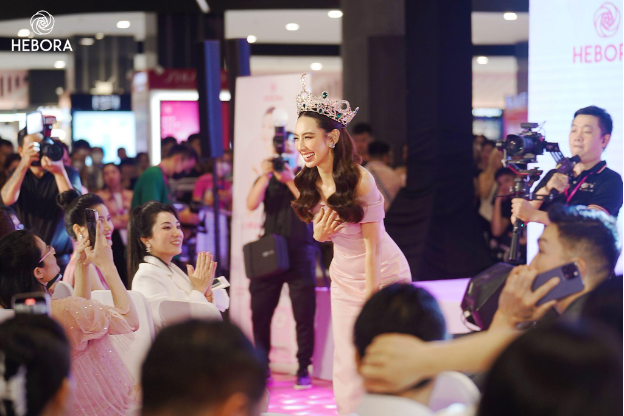 Hoa hậu Nguyễn Thúc Thùy Tiên xuất hiện nổi bật tại sự kiện của Hebora trên cương vị mới - Ảnh 1.