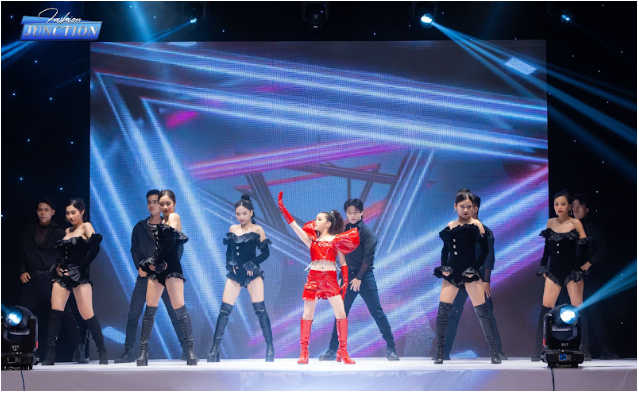 Ca sĩ nhí Jenny Bảo Vy tỏa sáng tại sân khấu show diễn Fashion Junction - Ảnh 1.