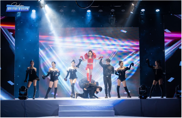 Ca sĩ nhí Jenny Bảo Vy tỏa sáng tại sân khấu show diễn Fashion Junction - Ảnh 2.