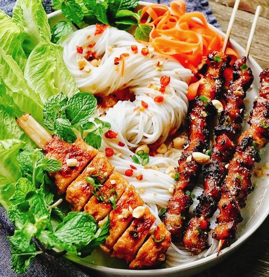Món bún thịt nướng Thương Thầm gây sốt cư dân ẩm thực Hà Nội thời gian gần đây - Ảnh 1. Món bún thịt nướng Thương Thầm gây sốt cư dân ẩm thực Hà Nội thời gian gần đây - Ảnh 1.