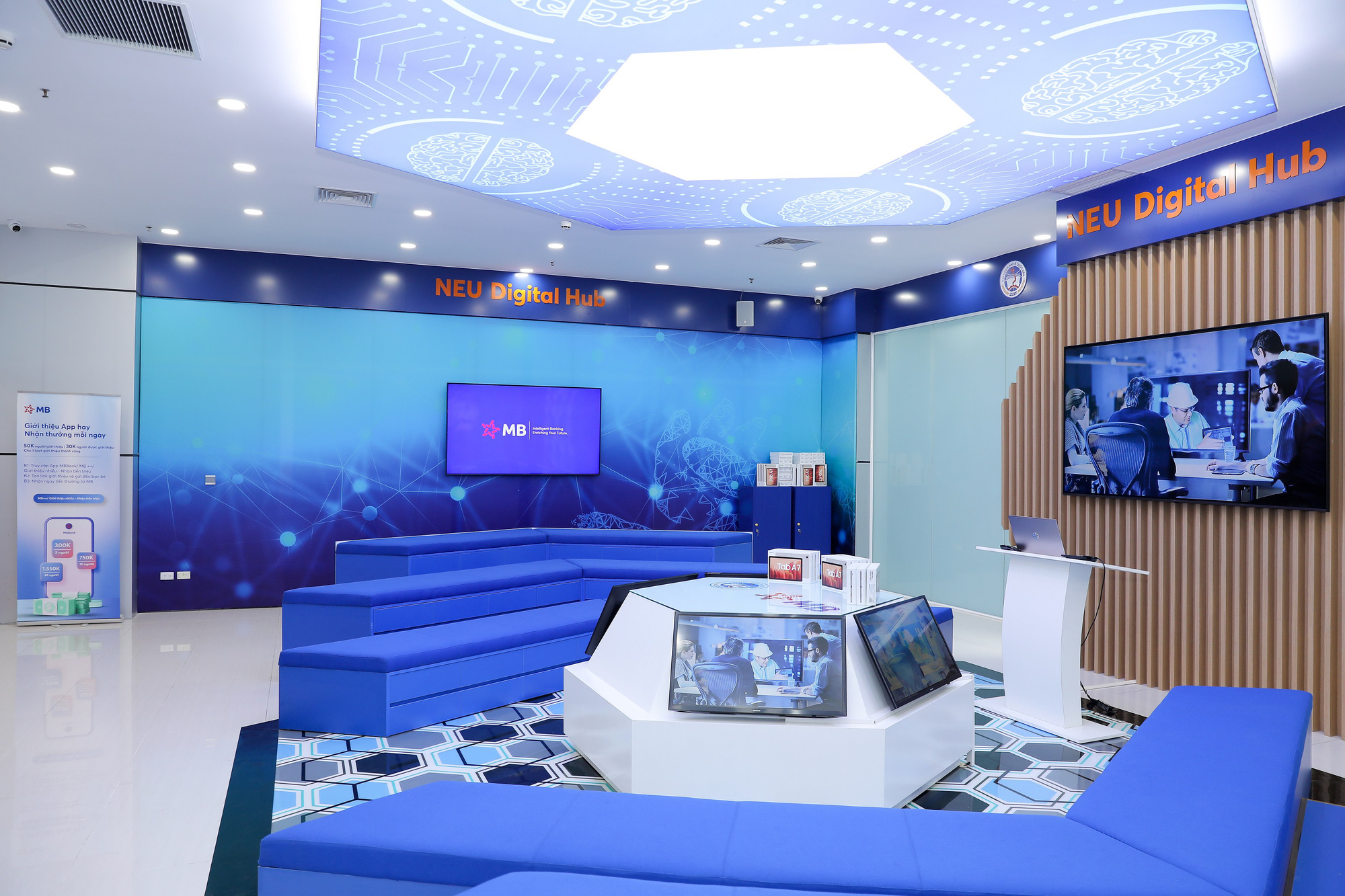 NEU - MB Digital Hub gia tăng trải nghiệm học tập cho sinh viên - Ảnh 2. NEU - MB Digital Hub gia tăng trải nghiệm học tập cho sinh viên - Ảnh 2.