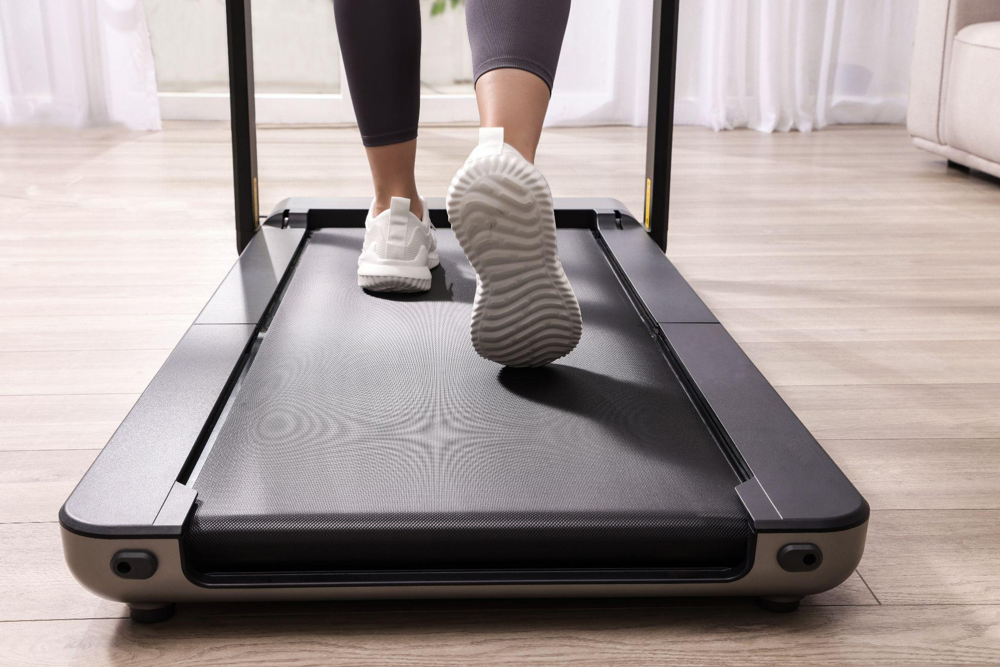 Máy chạy bộ có phần khung chắc chắn, cho khả năng chịu lực tốt