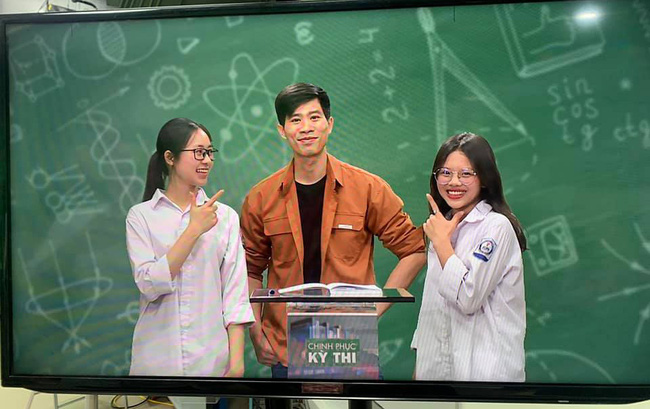 Thầy giáo 8X giúp học sinh lấy lại gốc Hoá học bằng livestream hàng nghìn người xem