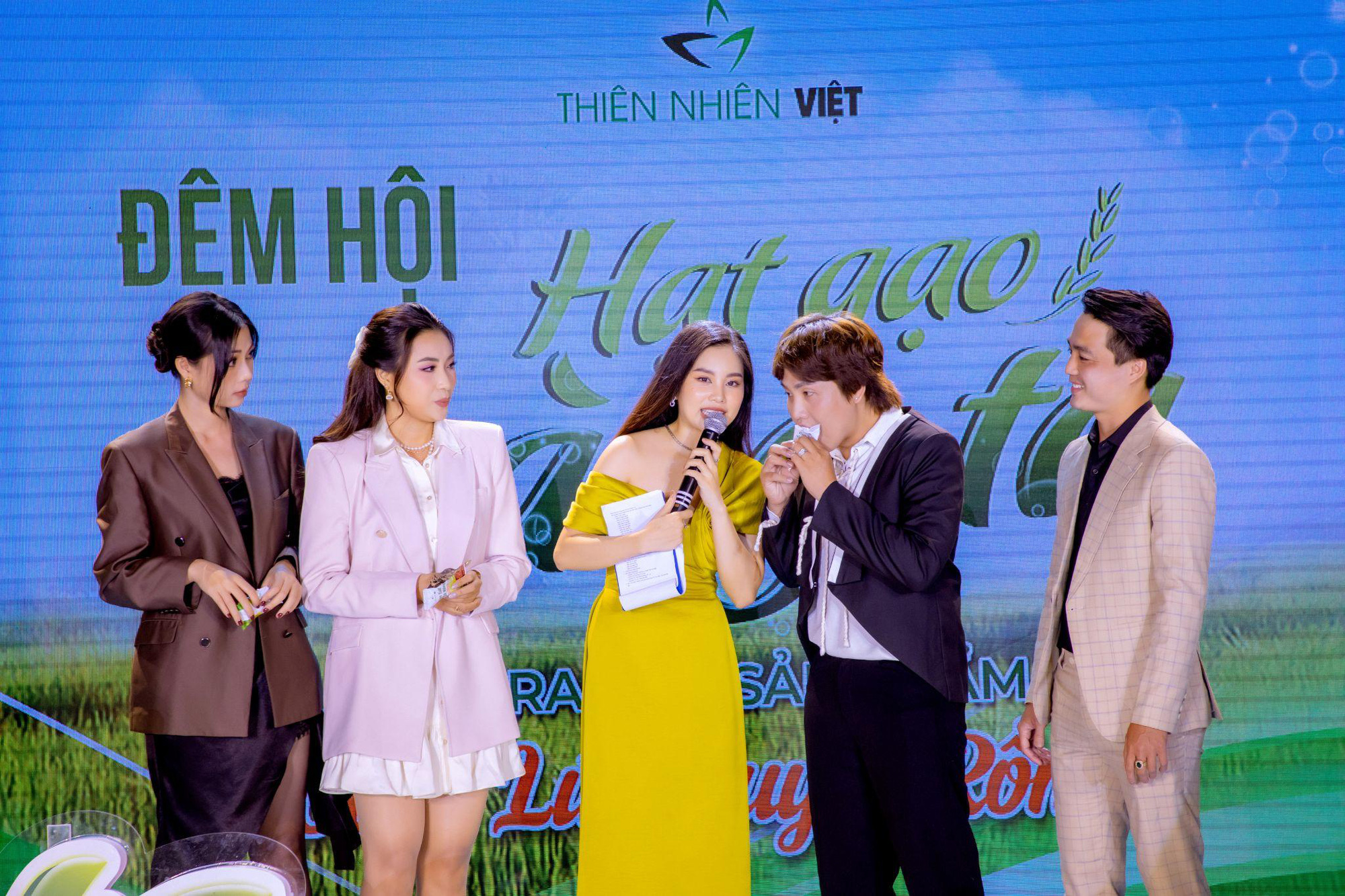 Singer Dong Nhi burned with all her might at the Singer Dong Nhi burned with all her might at the