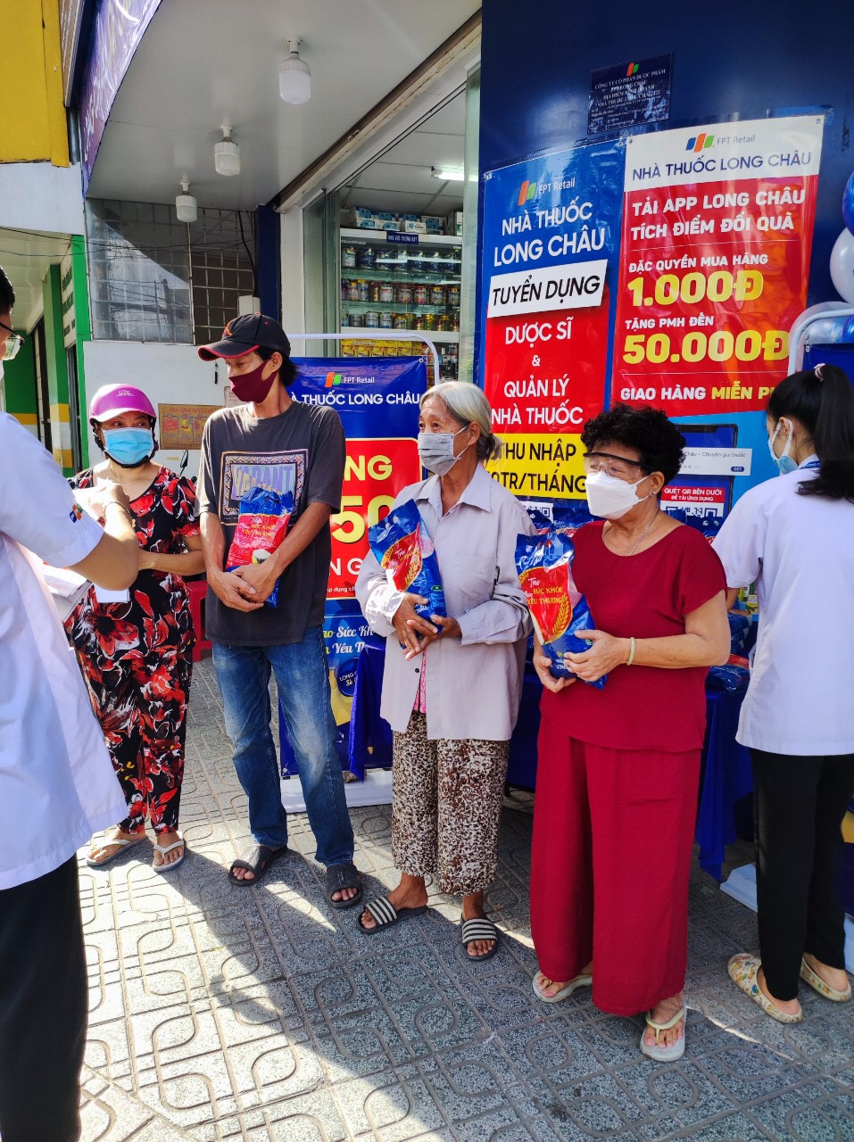 Long Châu chia sẻ: Tặng thuốc đến người có hoàn cảnh khó khan - Ảnh 1.
