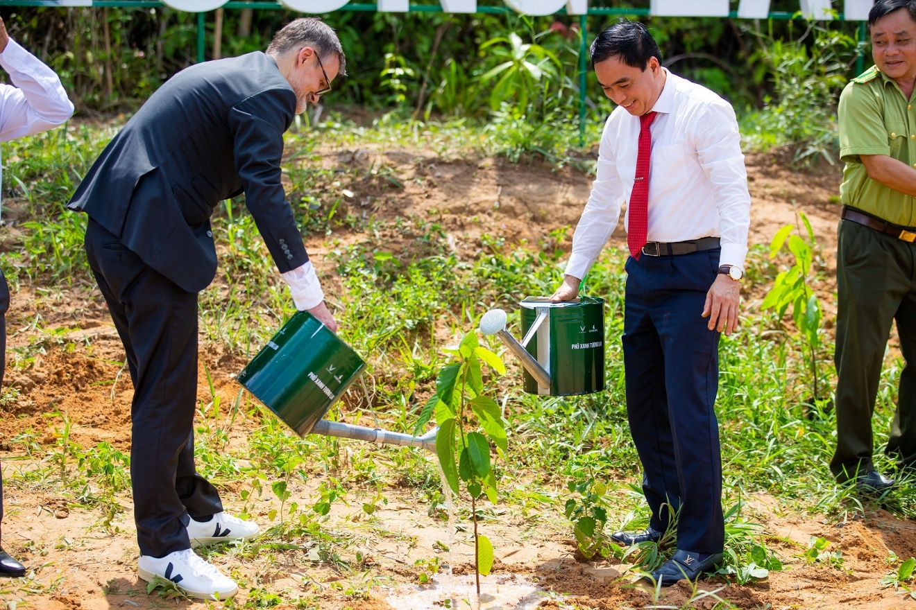 VinFast khởi động dự án trồng rừng “Phủ xanh tương lai” - Ảnh 2. VinFast khởi động dự án trồng rừng “Phủ xanh tương lai” - Ảnh 2.