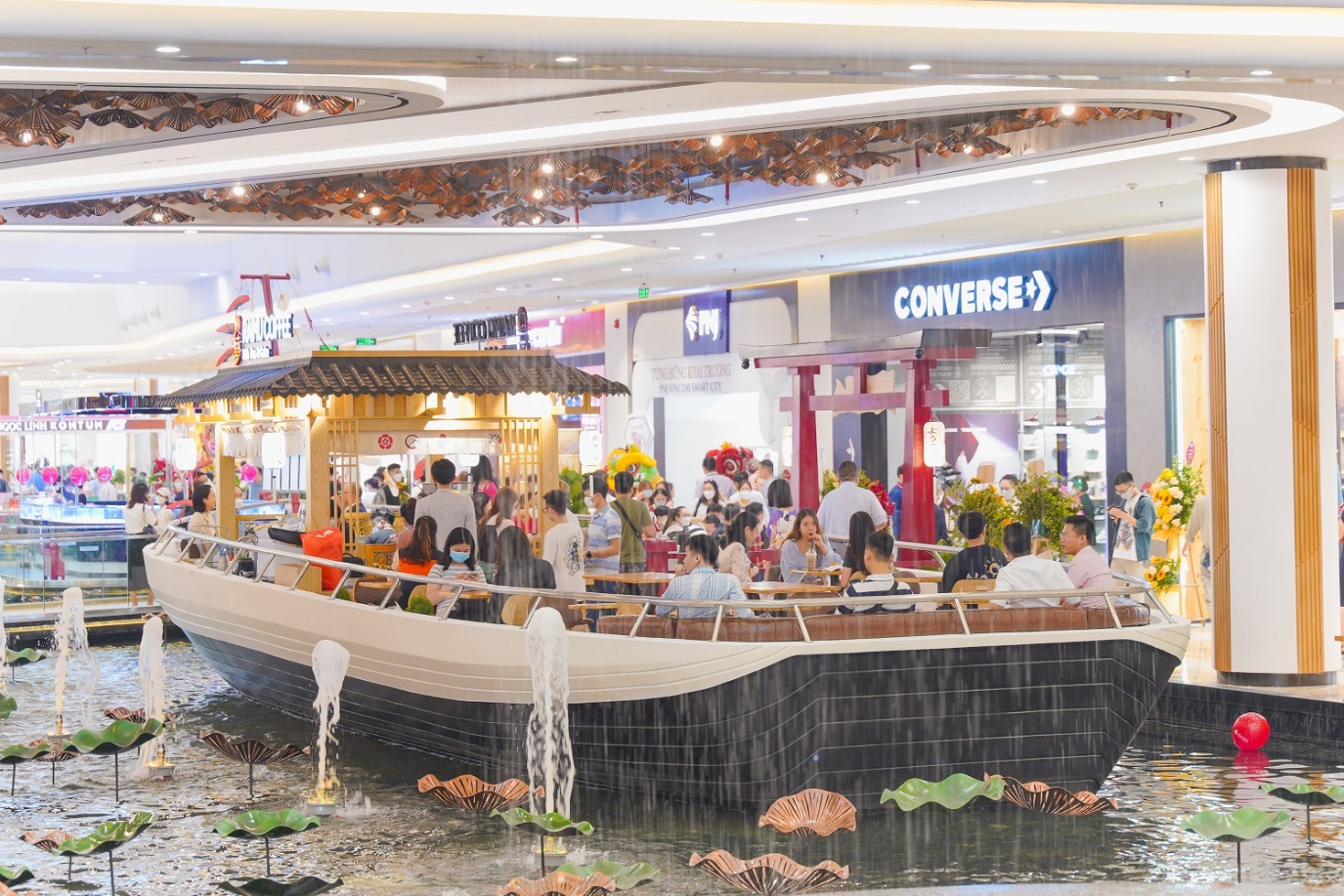 Khai trương TTTM “thế hệ mới” Vincom Mega Mall Smart City - Ảnh 2.