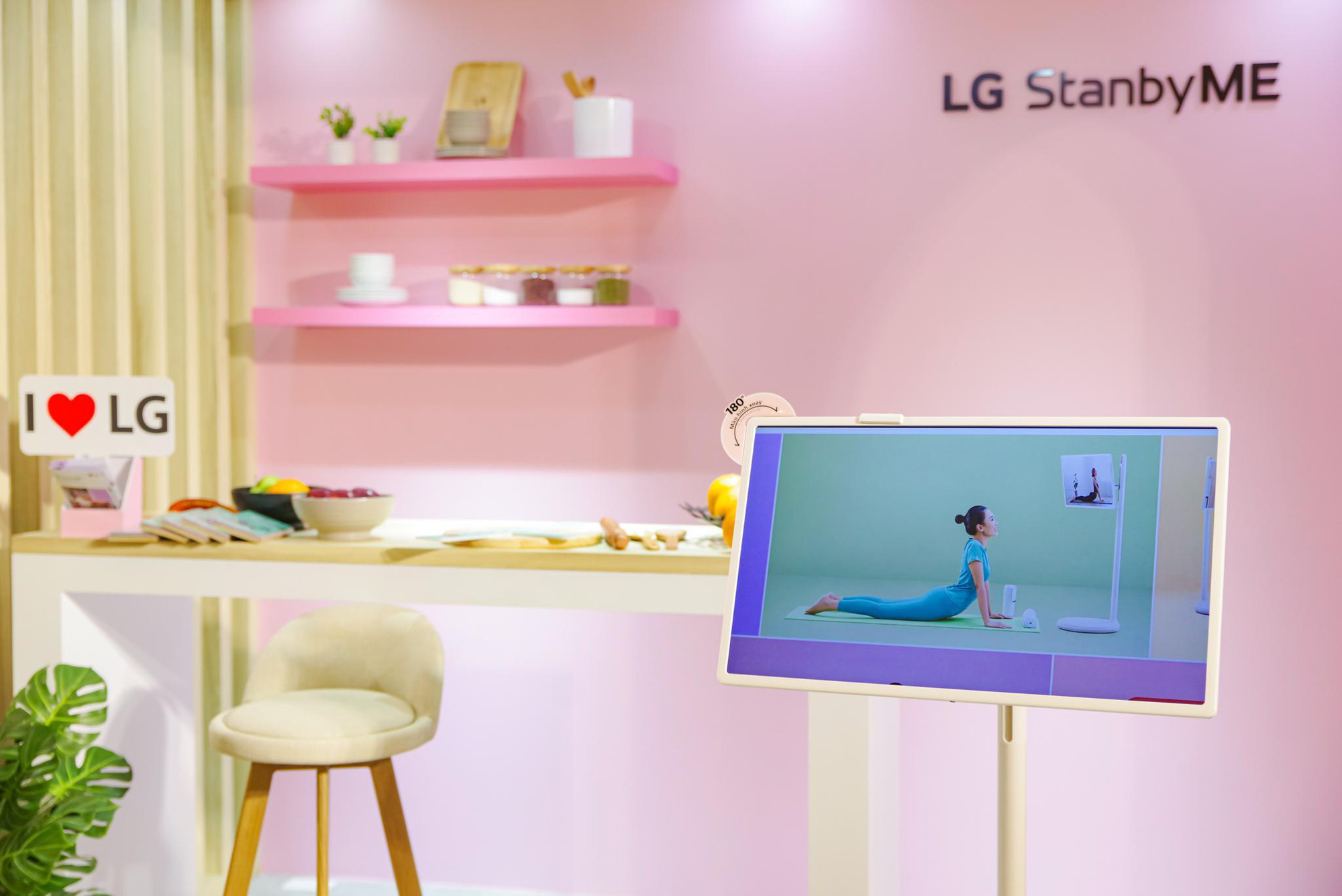 Người dùng Việt thích thú khi lần đầu trải nghiệm LG StanbyME: “Chưa từng thấy thiết bị cá nhân nào thú vị đến vậy” - Ảnh 1.