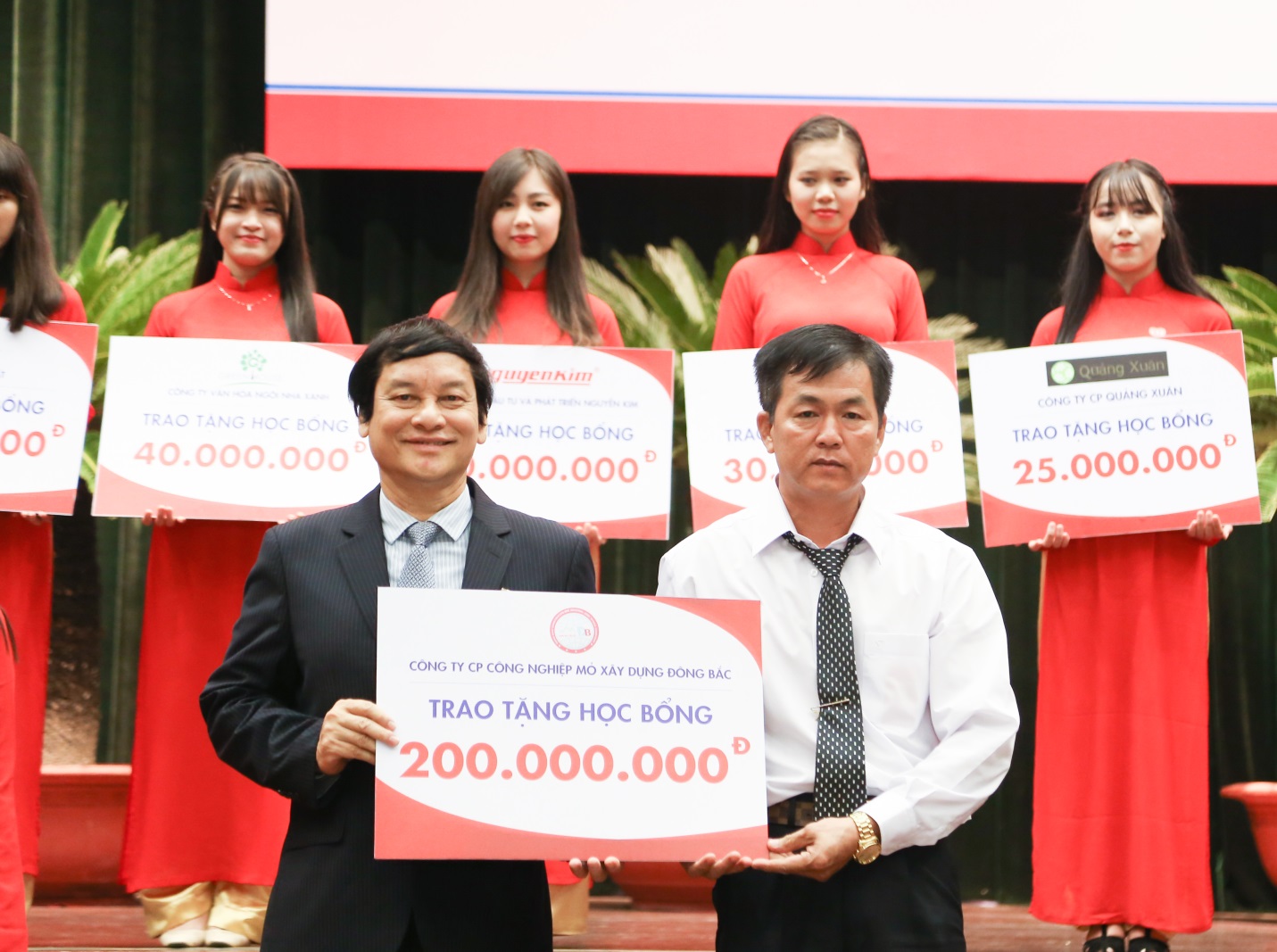 Tiếp th&ecirc;m động lực học tập với ch&iacute;nh s&aacute;ch học bổng UEF - Ảnh 1.