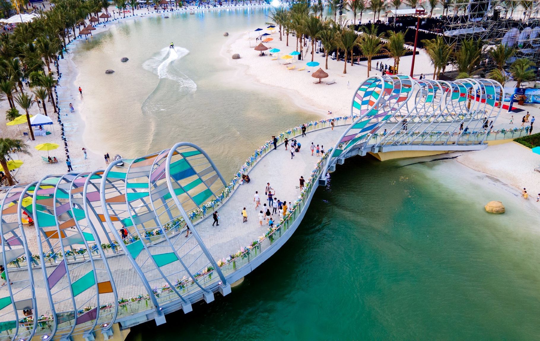 Tổ hợp công viên biển tạo sóng nhân tạo Royal Wave Park khiến nhiều người choáng ngợp trong ngày đầu khai trương - Ảnh 10.