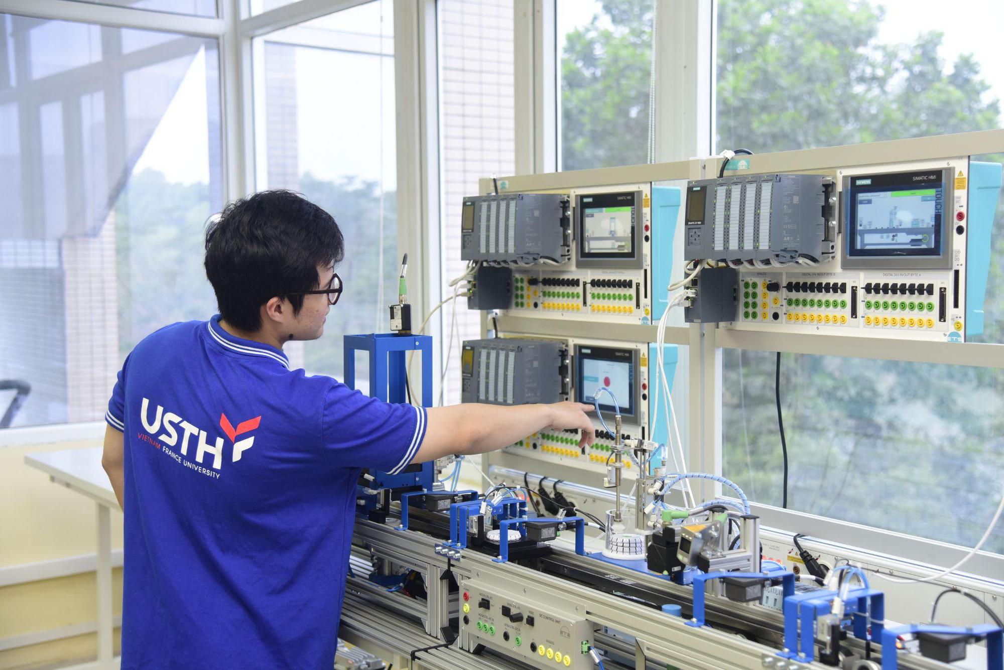 “Lợi ích kép” từ chương trình đào tạo song bằng đại học - Ảnh 2. “Lợi ích kép” từ chương trình đào tạo song bằng đại học - Ảnh 2.