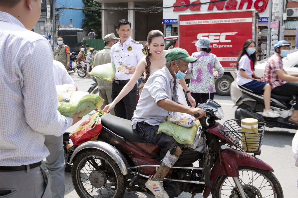 Hoa hậu Bùi Thị Hà mừng sinh nhật cùng 500 bà con có hoàn cảnh khó khăn - Ảnh 3.