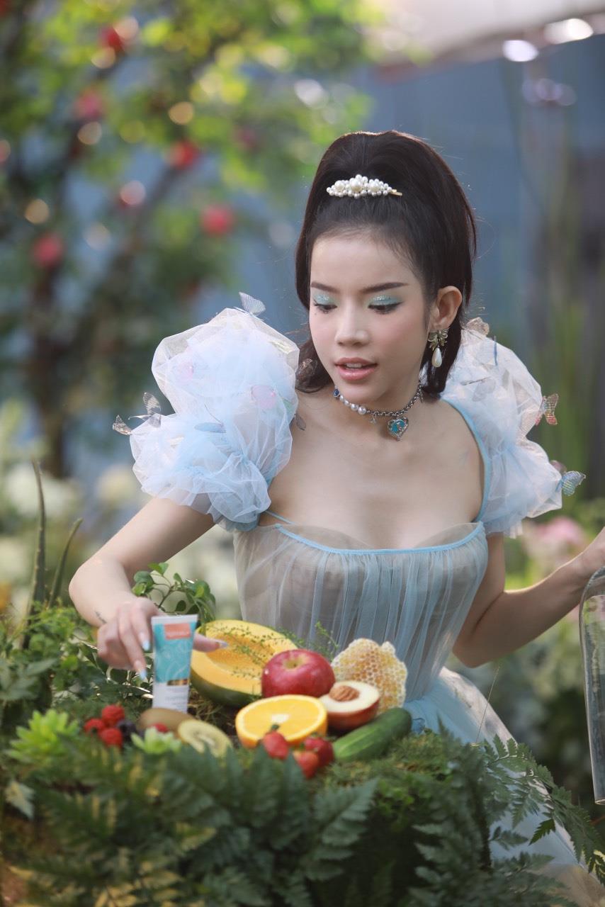 LyLy is too beautiful in the new MV, willing to play and transform into 3 princesses that make fans 