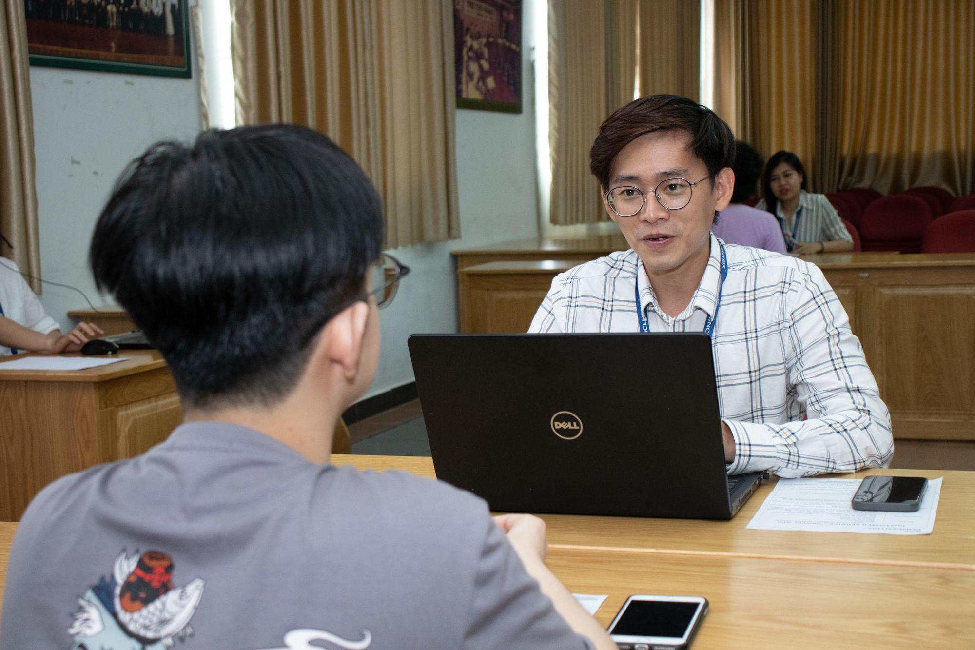 Vừa được việc vừa nhận quà khủng - Sinh viên hào hứng tại HUFLIT Job Fair 2022 - Ảnh 2.