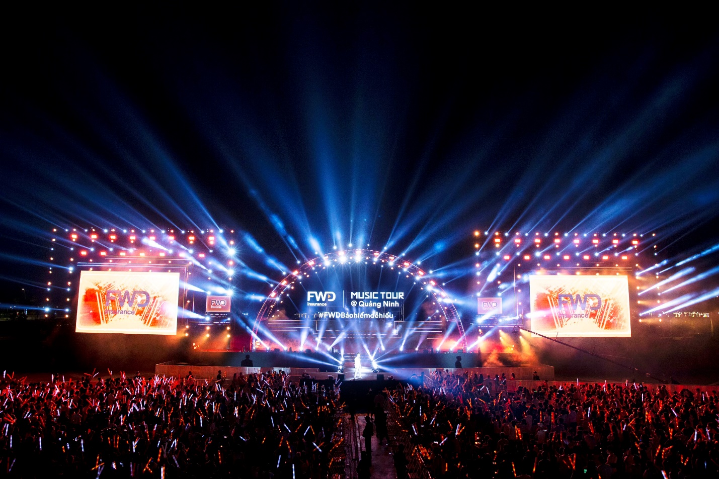 Khoảnh khắc tri ân khách hàng đầy ý nghĩa tại FWD Music Tour 2022 - Ảnh 1.