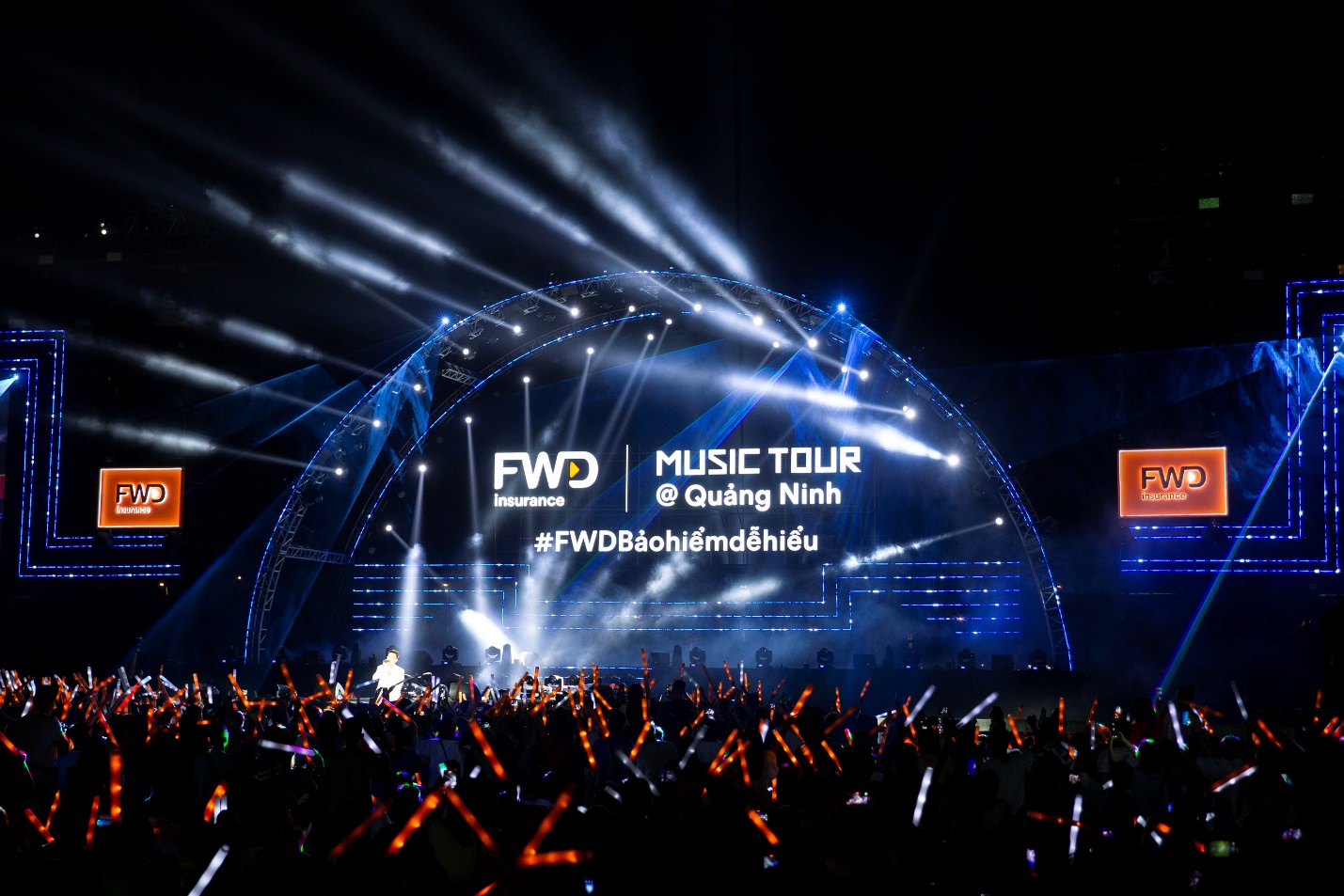 Khoảnh khắc tri ân khách hàng đầy ý nghĩa tại FWD Music Tour 2022 - Ảnh 2.