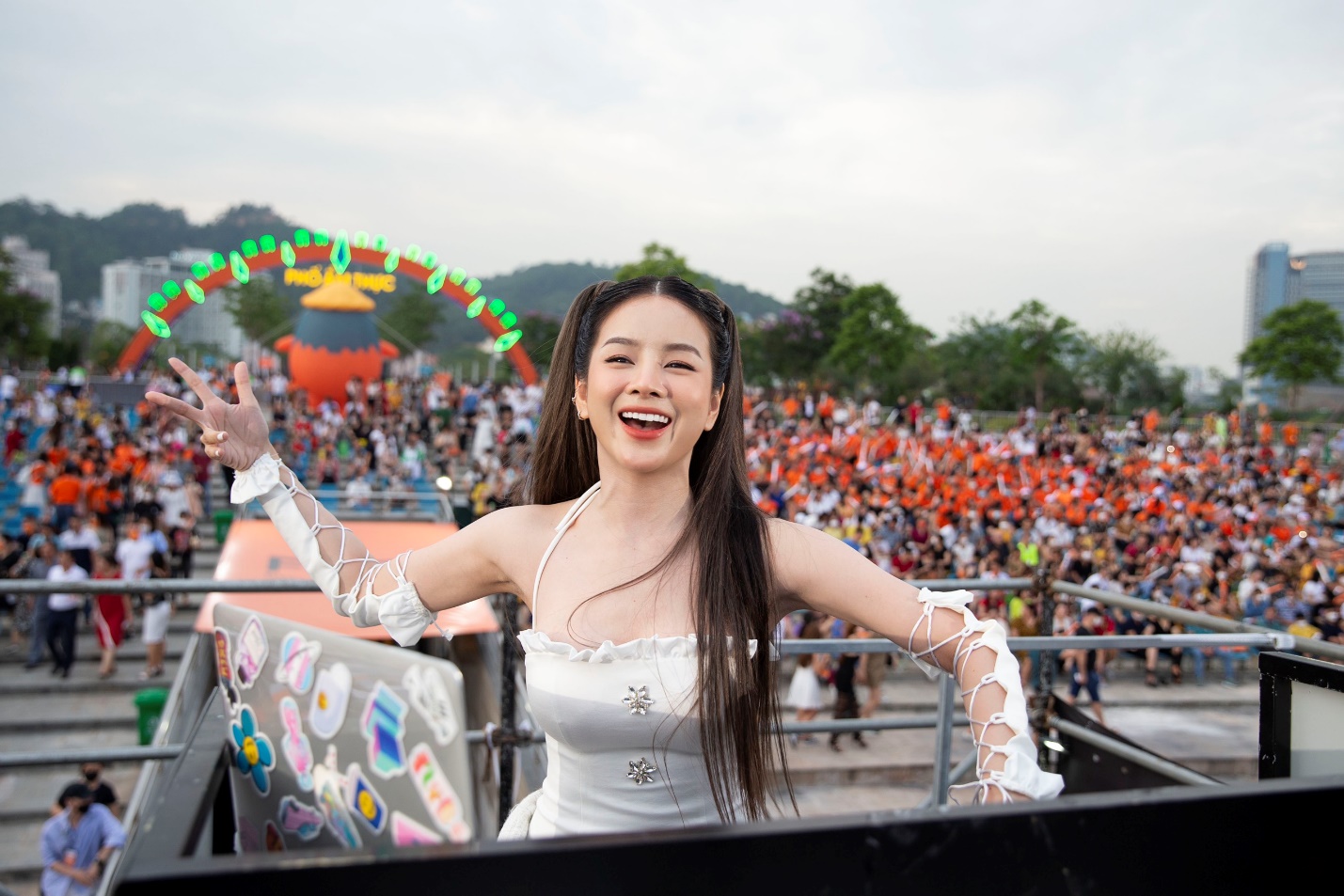 Khoảnh khắc tri ân khách hàng đầy ý nghĩa tại FWD Music Tour 2022 - Ảnh 3.