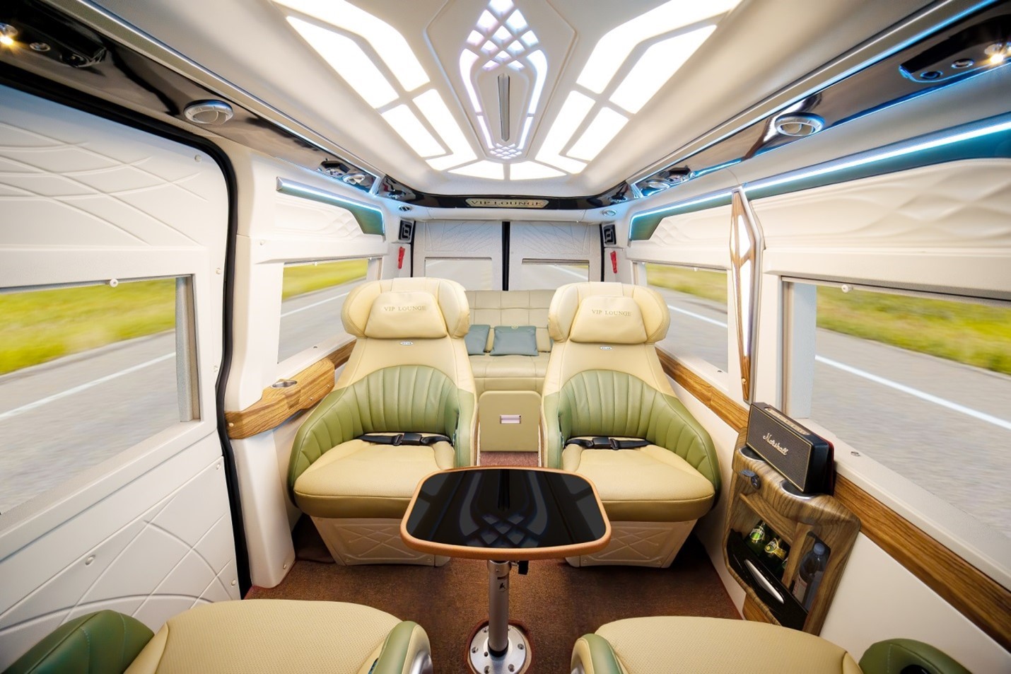 Khám phá DCar Vip Lounge: Xe sang cho doanh nghiệp - Ảnh 2.
