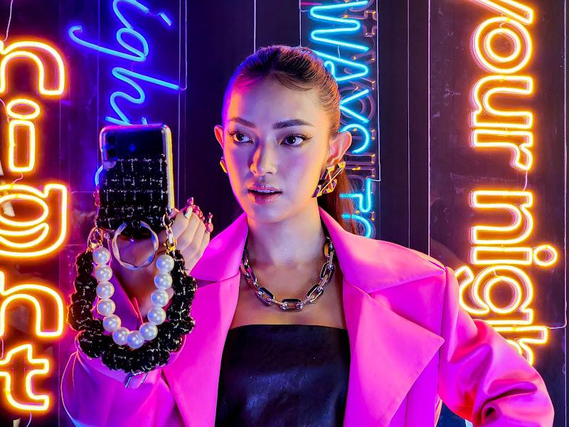 Bộ sưu tập Galaxy Z Flip3 phiên bản giới hạn ra mắt đình đám với 2 nghệ nhân sáng tạo trẻ - Ảnh 1.