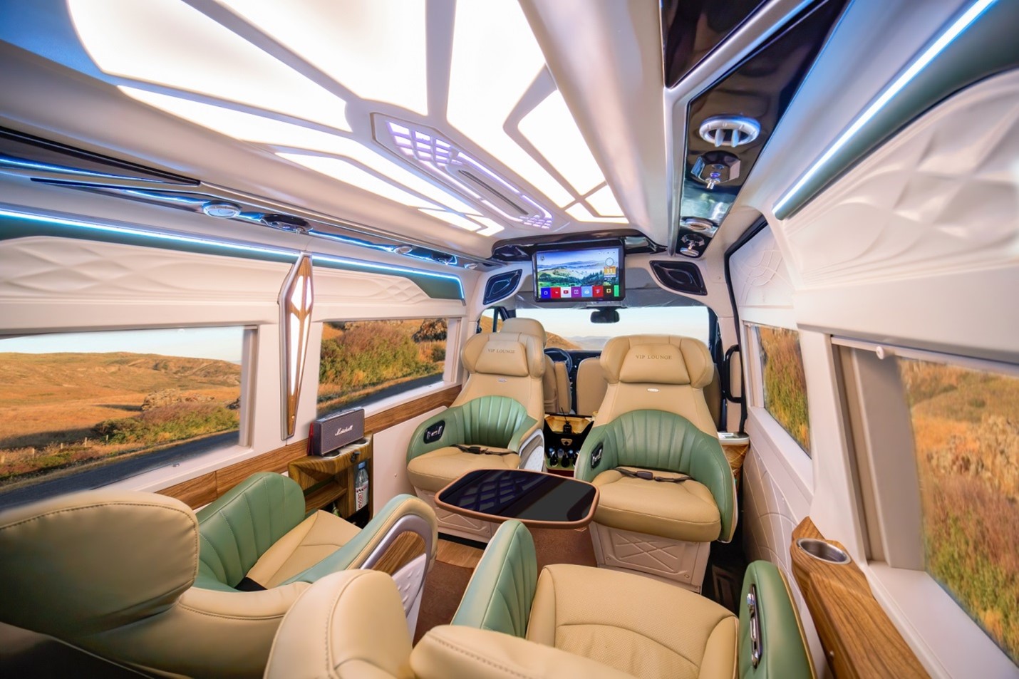 Khám phá DCar Vip Lounge: Xe sang cho doanh nghiệp - Ảnh 3.