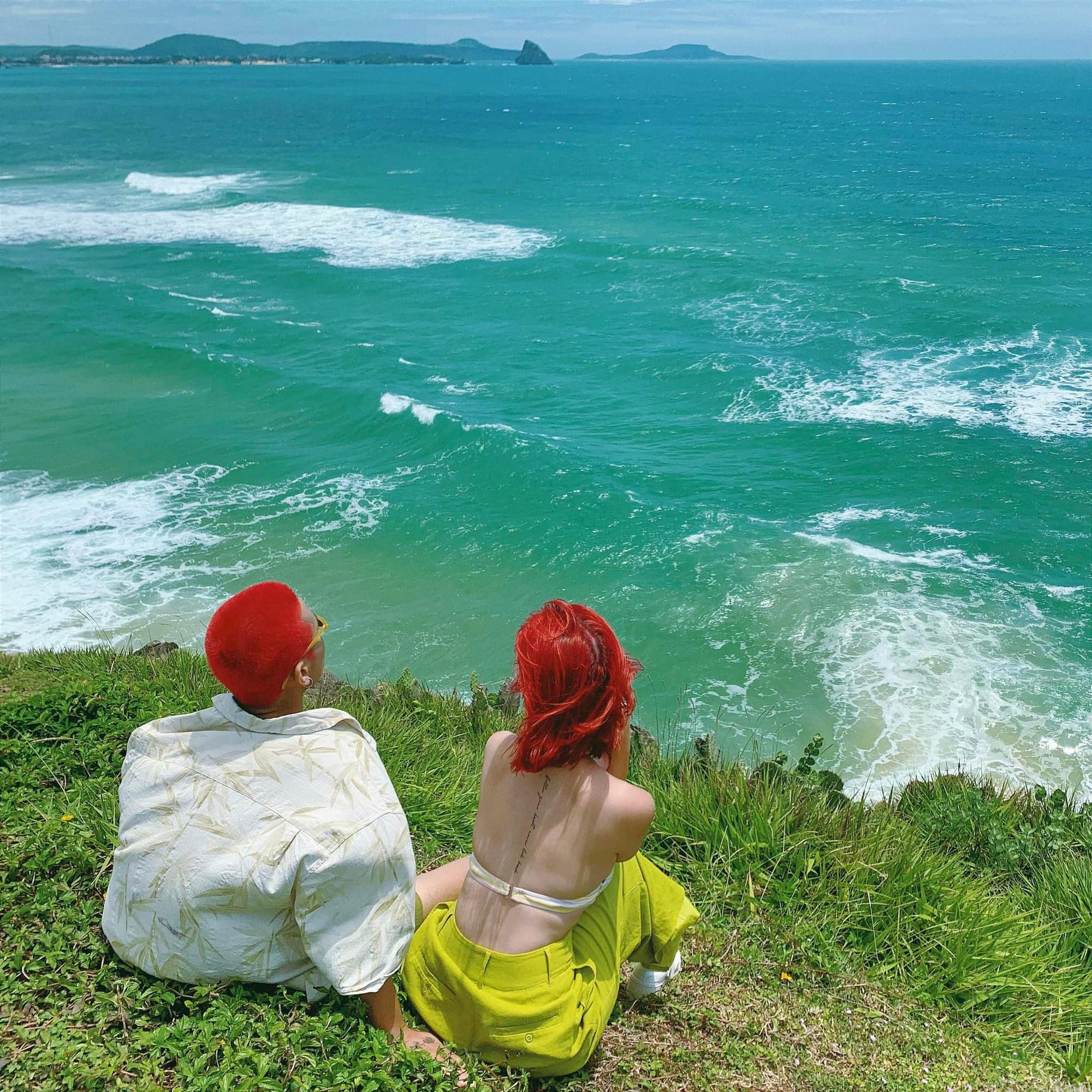 Bộ ảnh check-in của cặp đôi “đầu đỏ giữa biển xanh” nổi nhất MXH hiện nay, concept du lịch lý tưởng hè này! - Ảnh 3.