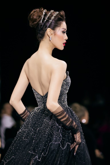 Hoa hậu Nguyễn Trần Khánh Vân với vẻ đẹp hiện đại trong các thiết kế của Tracy Studio - Ảnh 4.