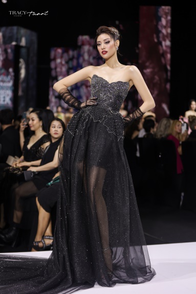 Hoa hậu Nguyễn Trần Khánh Vân với vẻ đẹp hiện đại trong các thiết kế của Tracy Studio - Ảnh 5.