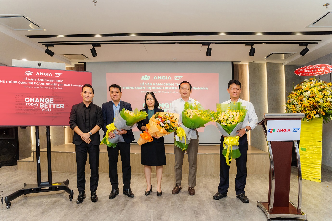FPT IS đạt 2 giải thưởng “Đối tác của năm” từ SAP - Ảnh 2. FPT IS đạt 2 giải thưởng “Đối tác của năm” từ SAP - Ảnh 2.