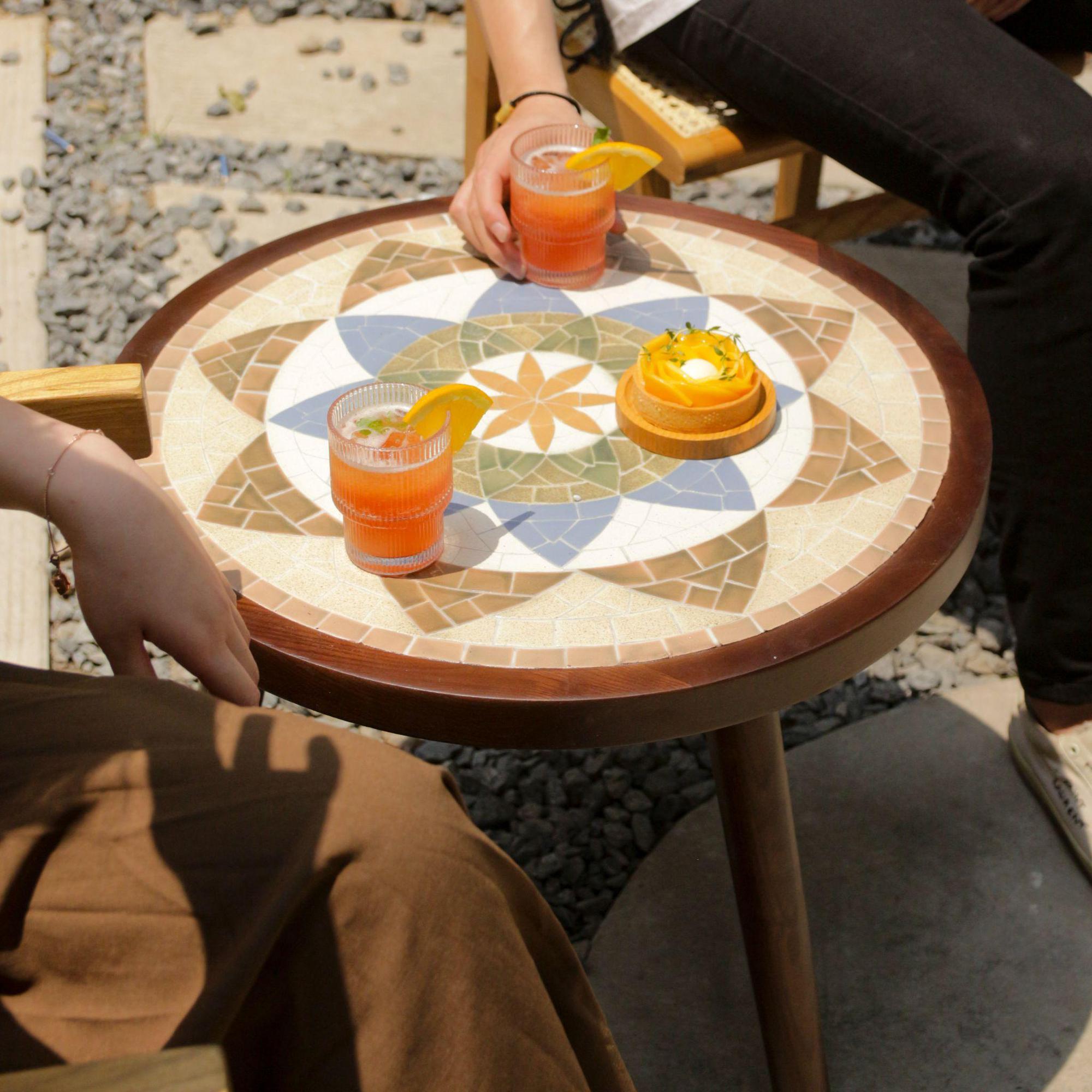 Ngắm bộ bàn gốm sứ ghép mảnh độc lạ đang “làm mưa làm gió” tại các quán cafe, dân sành nghệ thuật nhìn phát mê ngay! - Ảnh 1. Ngắm bộ bàn gốm sứ ghép mảnh độc lạ đang “làm mưa làm gió” tại các quán cafe, dân sành nghệ thuật nhìn phát mê ngay! - Ảnh 1.