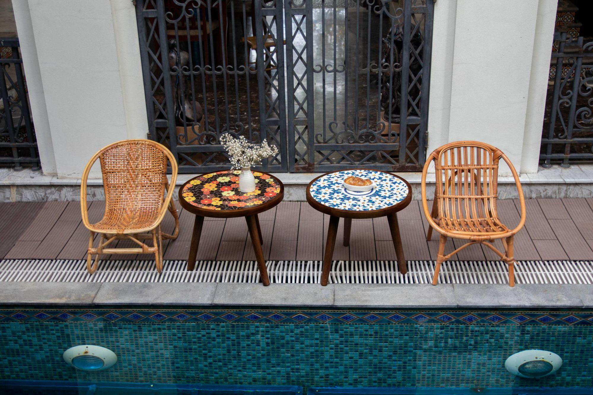 Ngắm bộ b&agrave;n gốm sứ gh&eacute;p mảnh độc lạ đang &ldquo;l&agrave;m mưa l&agrave;m gi&oacute;&rdquo; tại c&aacute;c qu&aacute;n cafe, d&acirc;n s&agrave;nh nghệ thuật nh&igrave;n ph&aacute;t m&ecirc; ngay! - Ảnh 2.