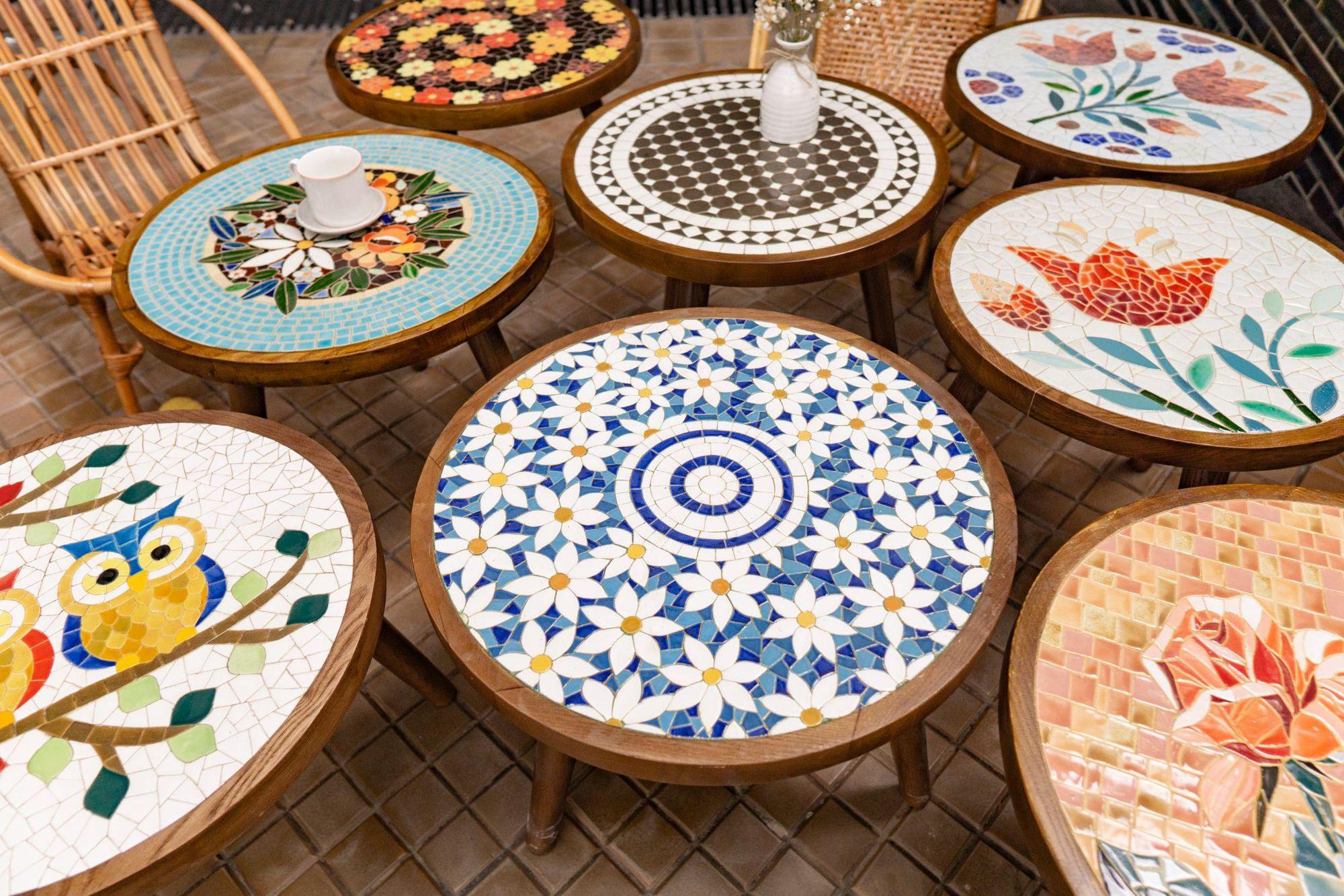 Ngắm bộ b&agrave;n gốm sứ gh&eacute;p mảnh độc lạ đang &ldquo;l&agrave;m mưa l&agrave;m gi&oacute;&rdquo; tại c&aacute;c qu&aacute;n cafe, d&acirc;n s&agrave;nh nghệ thuật nh&igrave;n ph&aacute;t m&ecirc; ngay! - Ảnh 3.